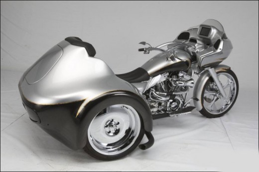 Трайкът MRI Thumper играден около Harley Road Glide 3