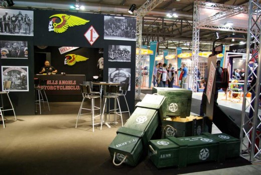 Hell’s Angels MC и полицията на Италия с щандове на EICMA 2011 02